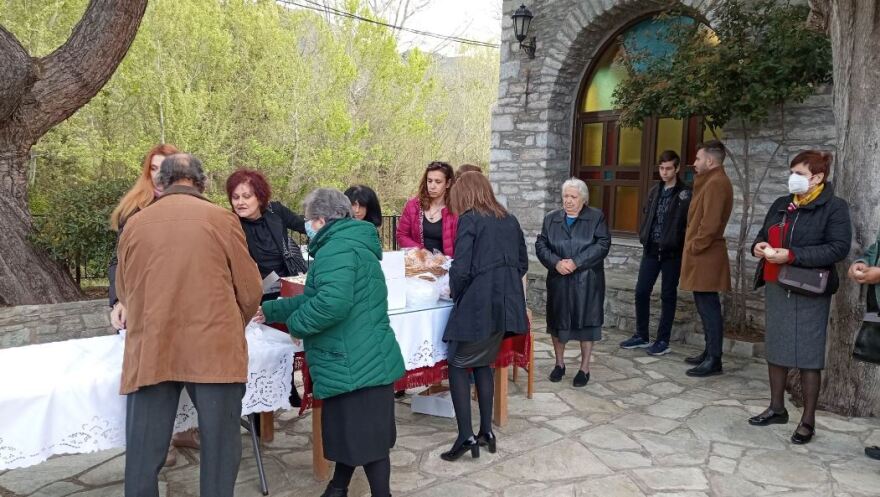 Τέμπη: Εικονοστάσι στο σημείο του πολύνεκρου δυστυχήματος - Σε βαρύ κλίμα έγινε το μνημόσυνο (φωτογραφίες)