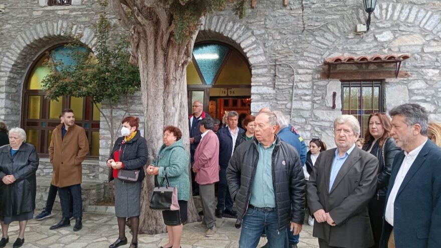 Τέμπη: Εικονοστάσι στο σημείο του πολύνεκρου δυστυχήματος - Σε βαρύ κλίμα έγινε το μνημόσυνο (φωτογραφίες)