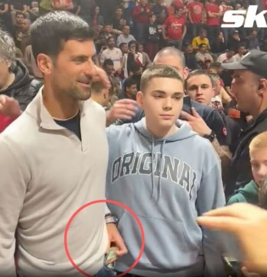 Ο Τζόκοβιτς έδωσε 100 ευρώ σε πιτσιρικά που βρήκε και του επέστρεψε την πιστωτική του κάρτα - Δείτε βίντεο 