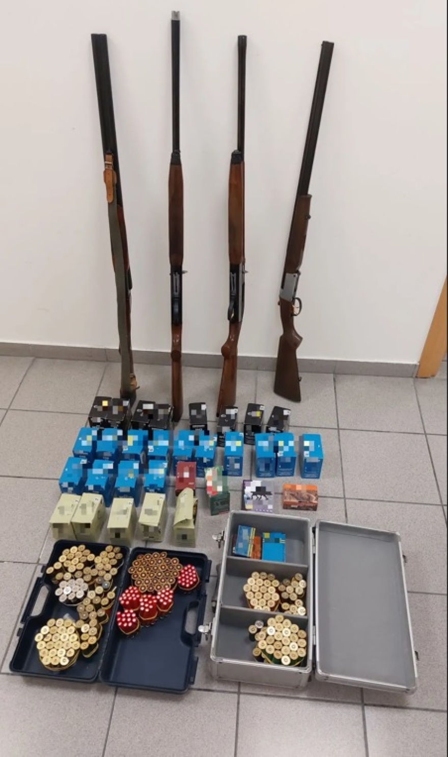 Σάμος: Βρήκαν πάλι κλεμμένες εξωλέμβιες και όπλα