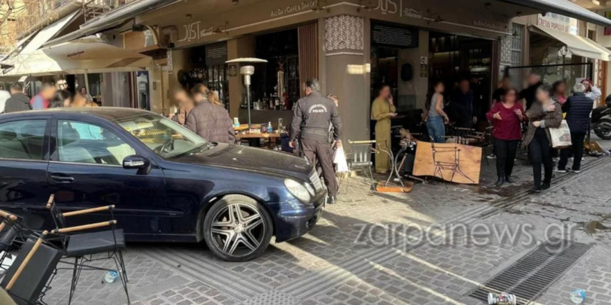 Τρόμος στα Χανιά: Ηλικιωμένος οδηγός έπεσε πάνω σε καφετέρια - Στο νοσοκομείο δύο τραυματίες