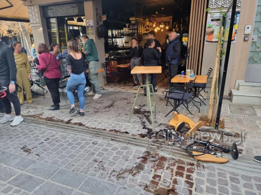 Τρόμος στα Χανιά: Ηλικιωμένος οδηγός έπεσε πάνω σε καφετέρια - Στο νοσοκομείο δύο τραυματίες