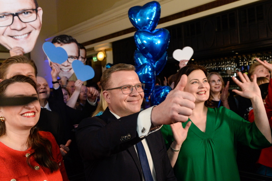 Φινλανδία: Θρίλερ οι εκλογές - Μάχη στήθος με στήθος της Σάνα Μάριν με την κεντροδεξιά