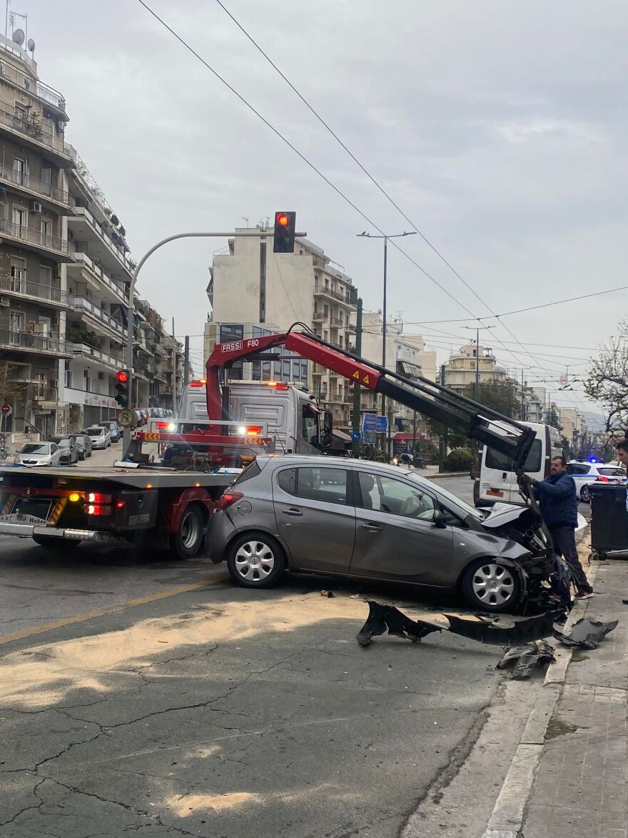 Τροχαίο στη λεωφόρο Αλεξάνδρας - Τρεις οι τραυματίες - Φωτογραφίες