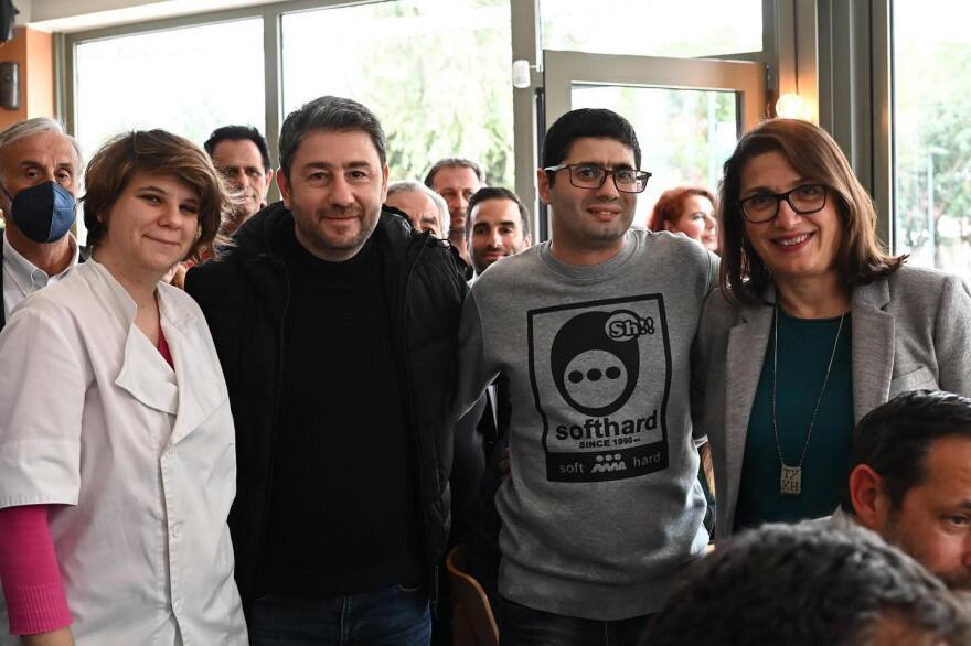 Ανδρουλάκης: Επισκέφθηκε καφέ στο οποίο εργάζονται νέοι στο φάσμα του αυτισμού