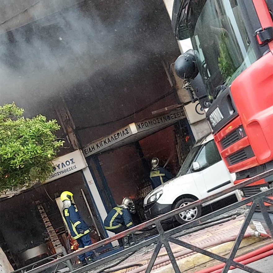 Υπο έλεγχο η φωτιά στο ισόγειο κατάστημα κτιρίου στον Πειραιά