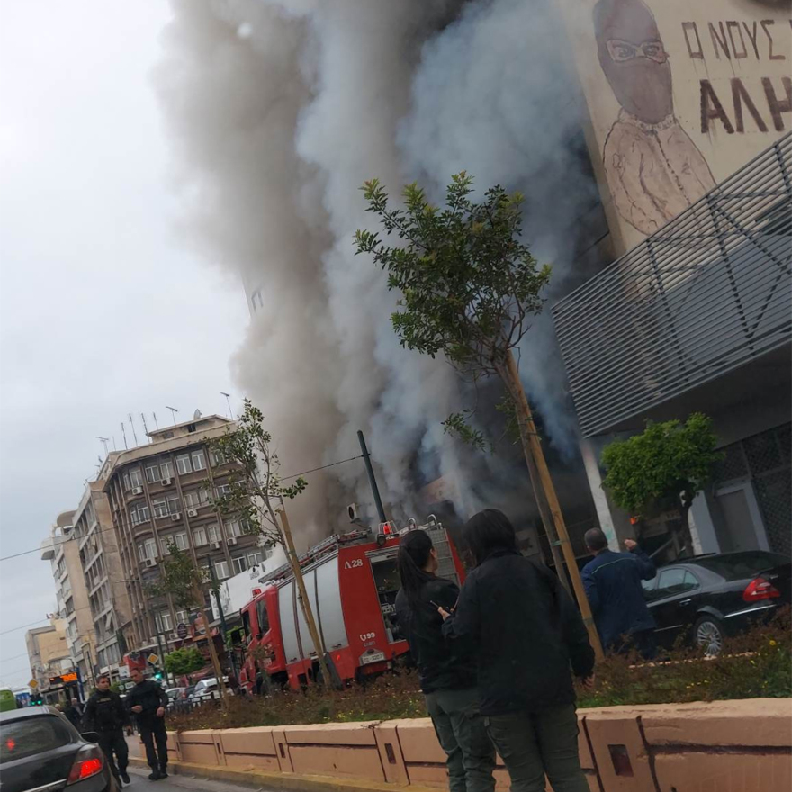 Υπο έλεγχο η φωτιά στο ισόγειο κατάστημα κτιρίου στον Πειραιά