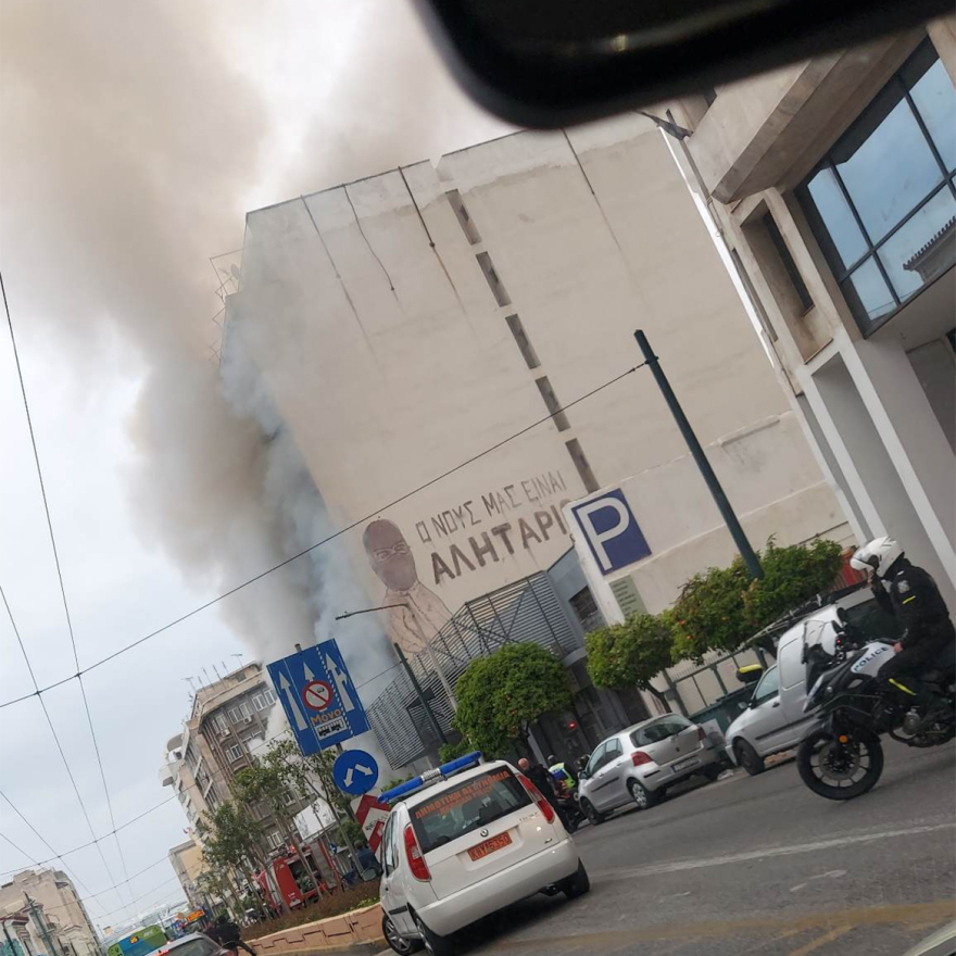 Υπο έλεγχο η φωτιά στο ισόγειο κατάστημα κτιρίου στον Πειραιά