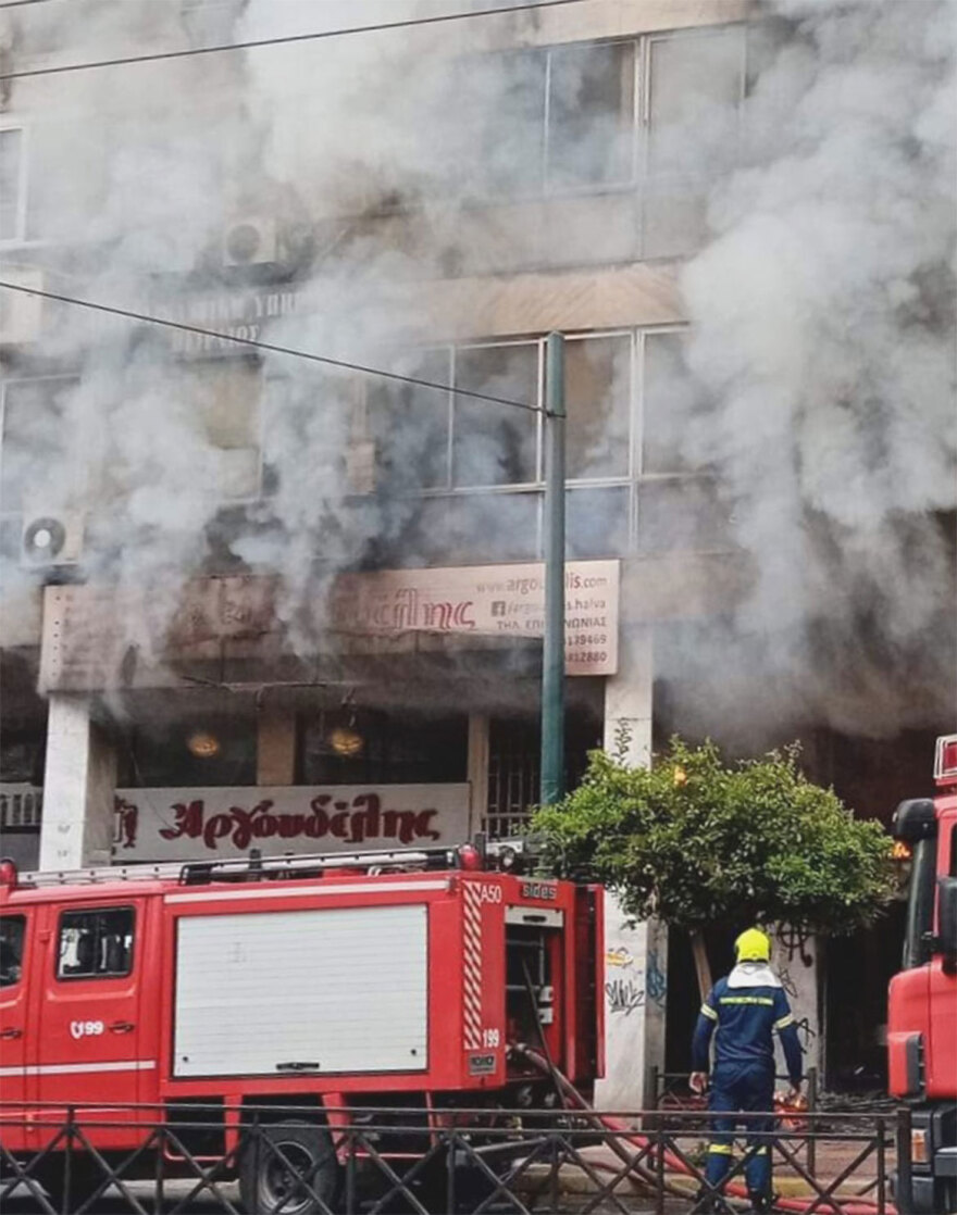 Υπο έλεγχο η φωτιά στο ισόγειο κατάστημα κτιρίου στον Πειραιά
