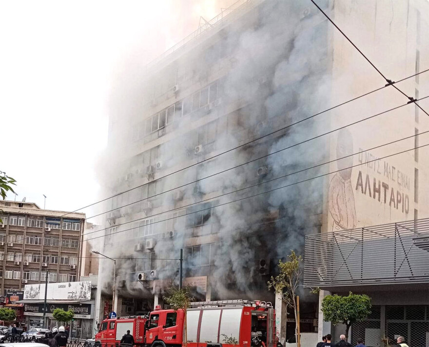 Υπο έλεγχο η φωτιά στο ισόγειο κατάστημα κτιρίου στον Πειραιά
