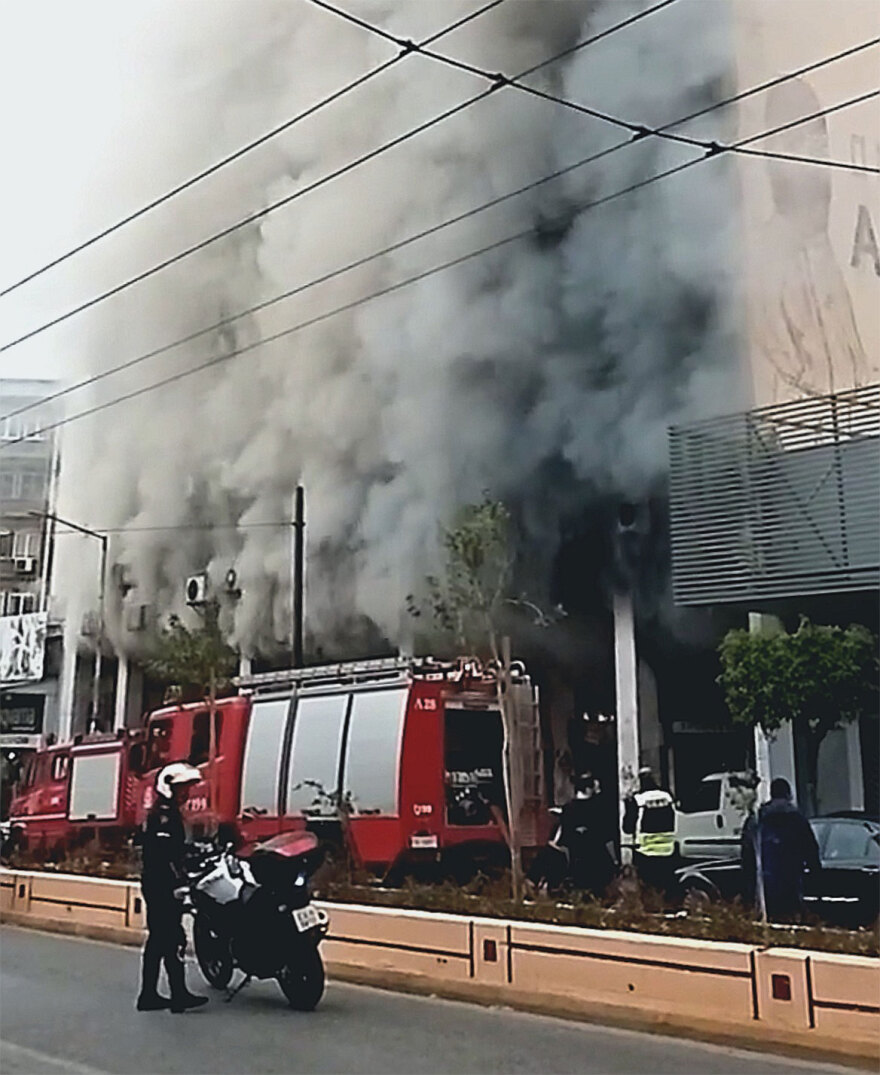 Υπο έλεγχο η φωτιά στο ισόγειο κατάστημα κτιρίου στον Πειραιά