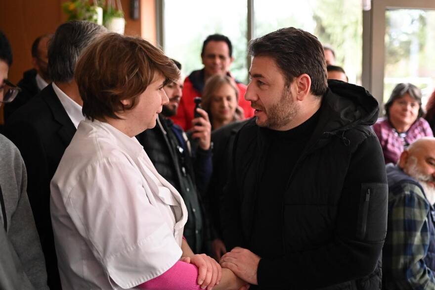 Ανδρουλάκης: Επισκέφθηκε καφέ στο οποίο εργάζονται νέοι στο φάσμα του αυτισμού