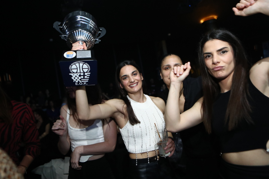 Ολυμπιακός: Το γιόρτασαν με την «κούπα» στον Ρέμο οι πρωταθλήτριες στο μπάσκετ - Δείτε βίντεο