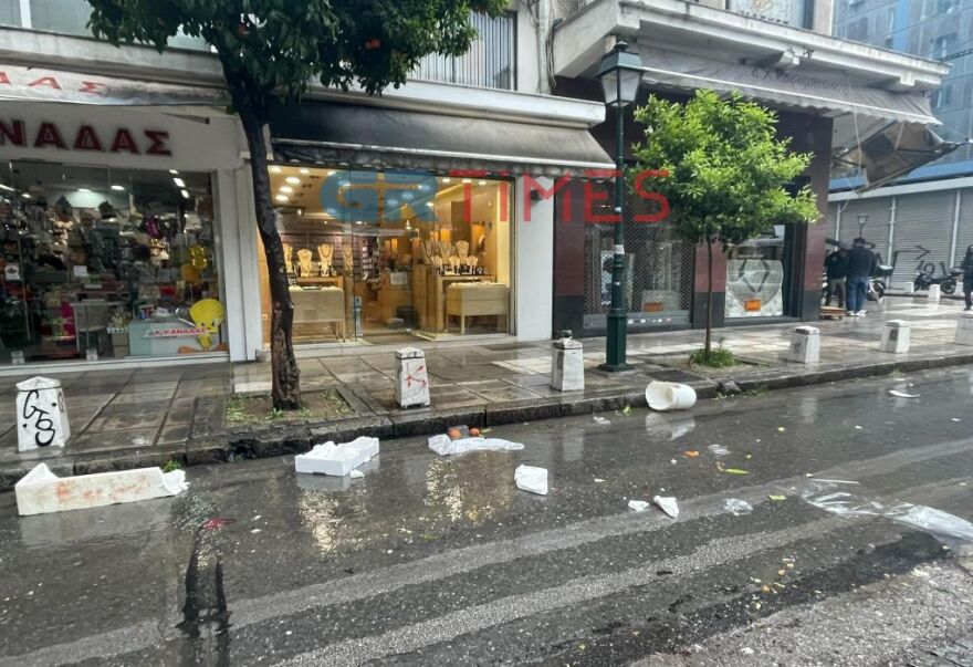 Kακοκαιρία ILINA: «Άνοιξαν οι ουρανοί» στη Θεσσαλονίκη - Πτώσεις δέντρων λόγω των ισχυρών ανέμων