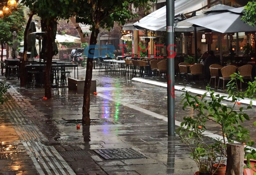 Kακοκαιρία ILINA: «Άνοιξαν οι ουρανοί» στη Θεσσαλονίκη - Πτώσεις δέντρων λόγω των ισχυρών ανέμων