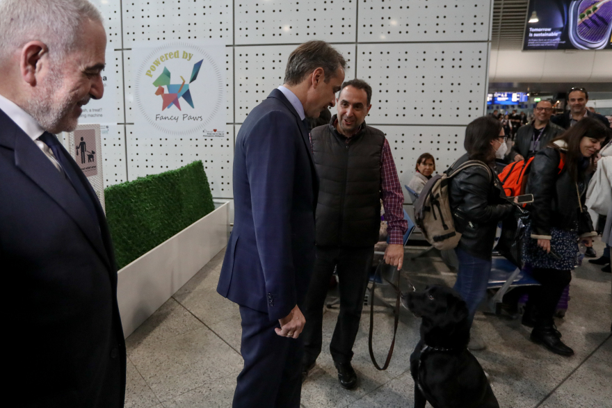 Στο Ελ.Βενιζέλος ο Μητσοτάκης: Η συνάντηση με τον ΣΕΤΕ και οι φωτογραφίες με τους ταξιδιώτες