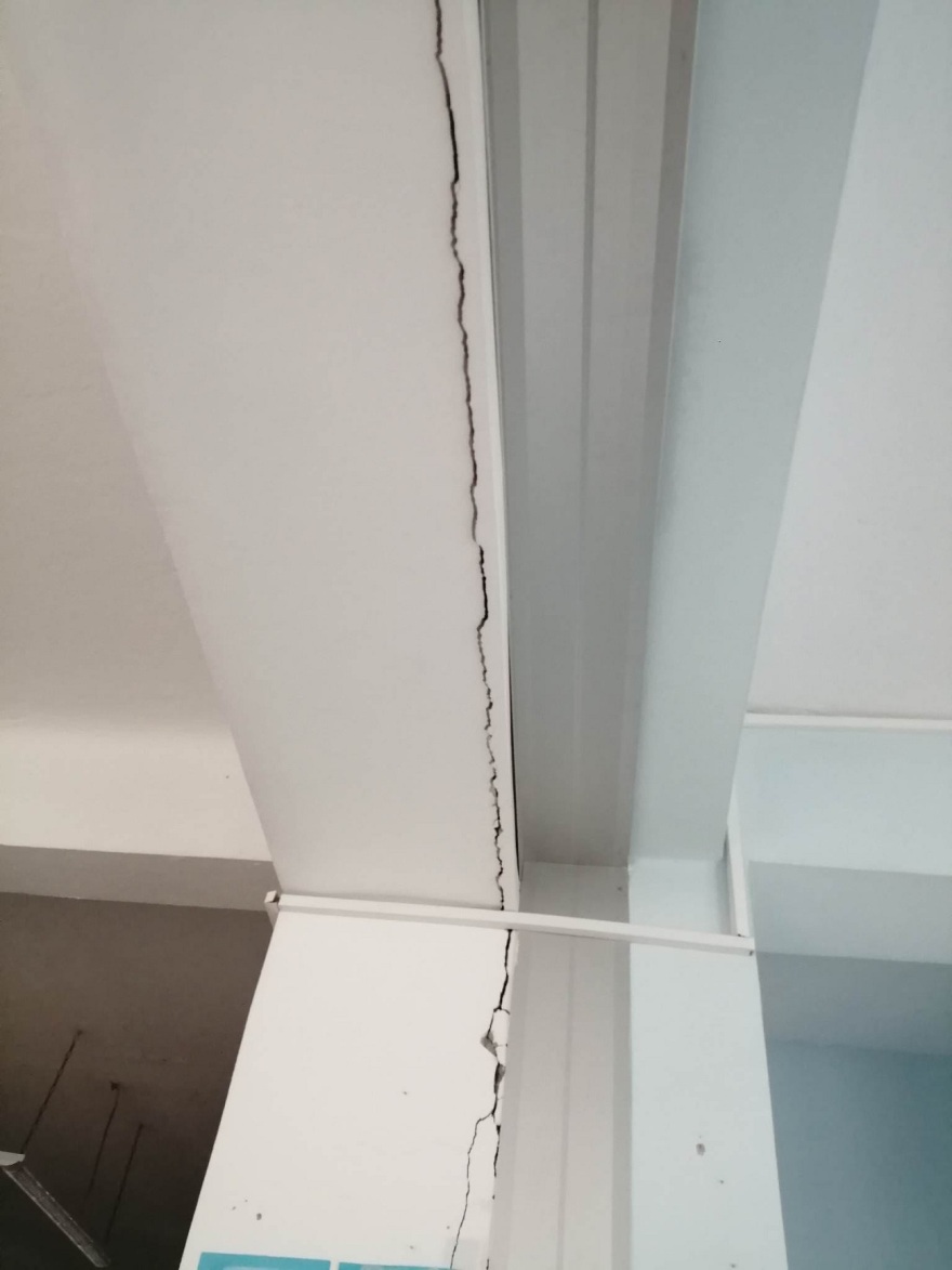 Βόλος: Έπεσε τμήμα της οροφής σε τάξη δημοτικού – Δείτε φωτογραφίες