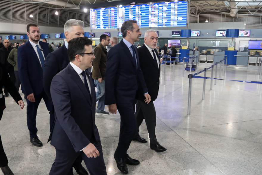 Στο Ελ.Βενιζέλος ο Μητσοτάκης: Η συνάντηση με τον ΣΕΤΕ και οι φωτογραφίες με τους ταξιδιώτες