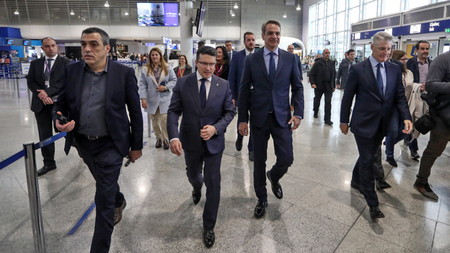 Στο Ελ.Βενιζέλος ο Μητσοτάκης: Η συνάντηση με τον ΣΕΤΕ και οι φωτογραφίες με τους ταξιδιώτες