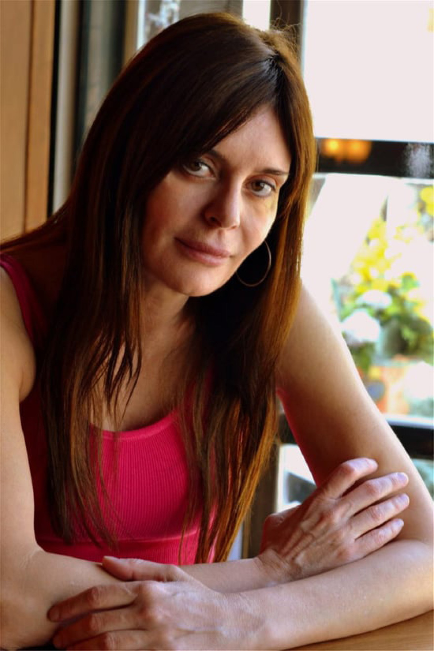 Ελληνίδα συγγραφέας είδε τα χείλη της να «σαπίζουν» μετά από πλαστική επέμβαση