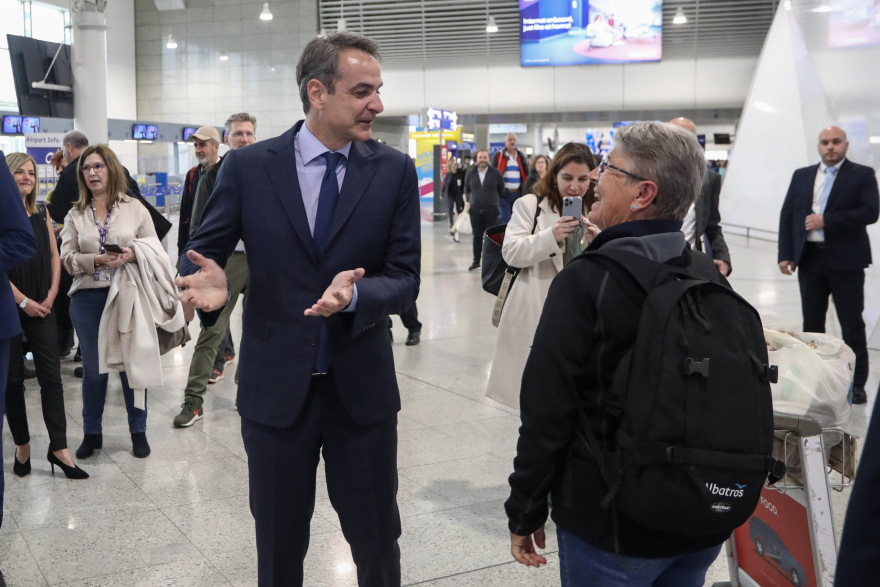 Στο Ελ.Βενιζέλος ο Μητσοτάκης: Η συνάντηση με τον ΣΕΤΕ και οι φωτογραφίες με τους ταξιδιώτες