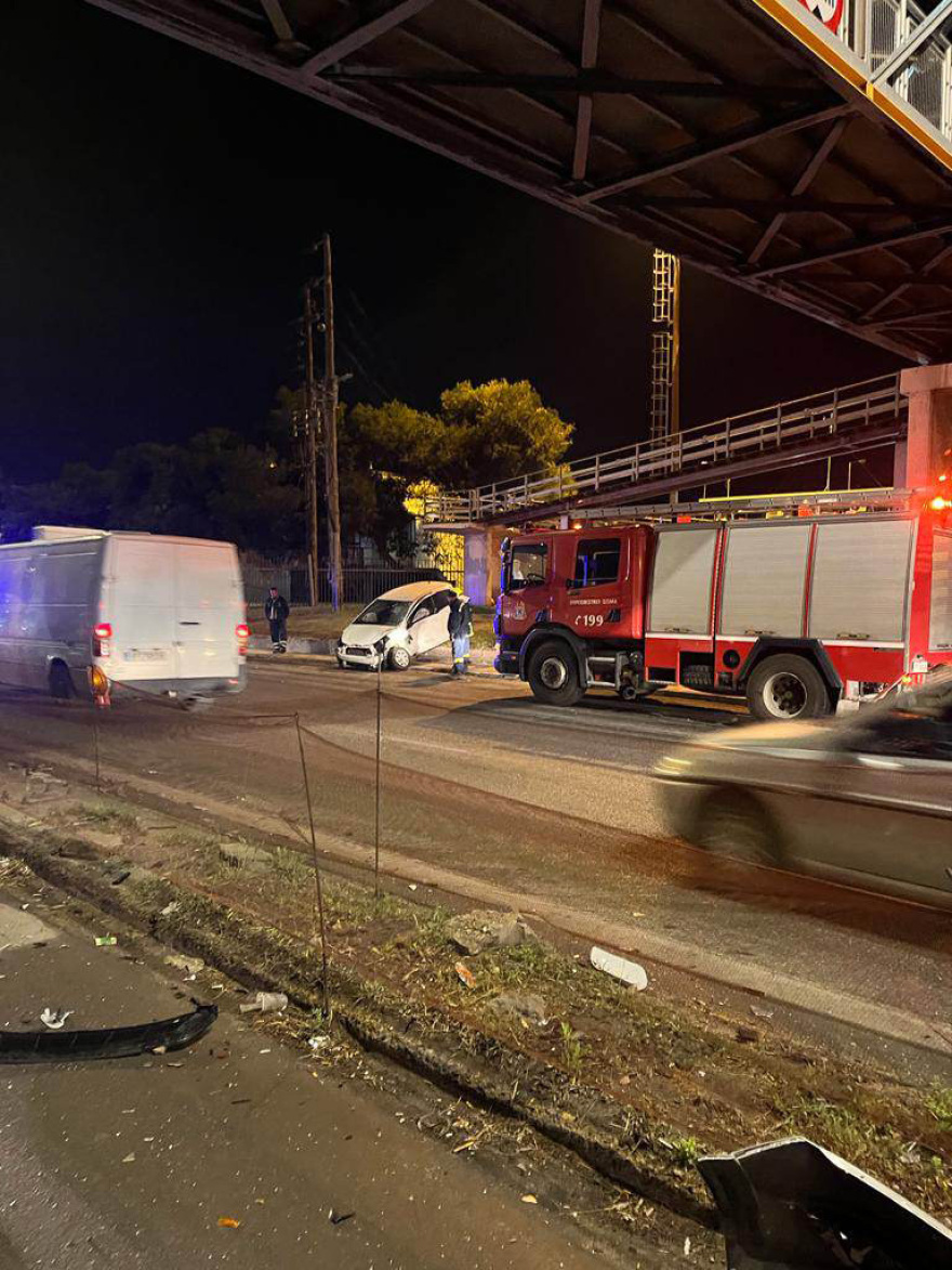 Kαραμπόλα τριών οχημάτων στον Σκαραμαγκά - Αναποδογύρισε αυτοκίνητο 