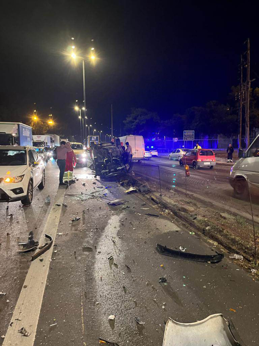 Kαραμπόλα τριών οχημάτων στον Σκαραμαγκά - Αναποδογύρισε αυτοκίνητο 