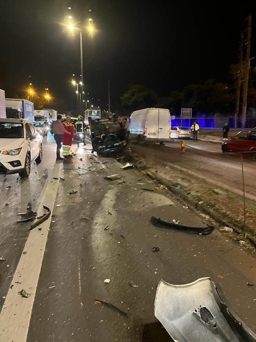 Kαραμπόλα τριών οχημάτων στον Σκαραμαγκά - Αναποδογύρισε αυτοκίνητο 