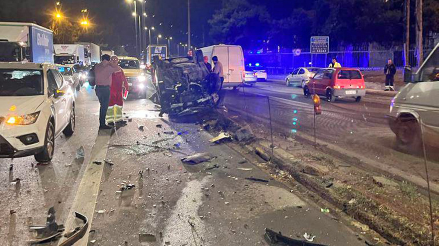 Kαραμπόλα τριών οχημάτων στον Σκαραμαγκά - Αναποδογύρισε αυτοκίνητο 