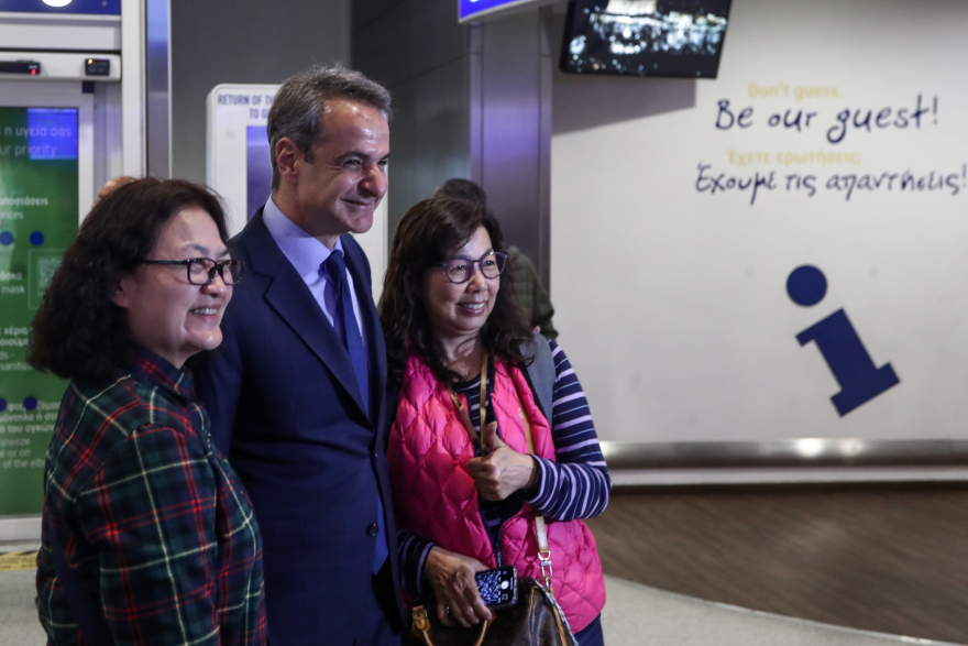 Στο Ελ.Βενιζέλος ο Μητσοτάκης: Η συνάντηση με τον ΣΕΤΕ και οι φωτογραφίες με τους ταξιδιώτες