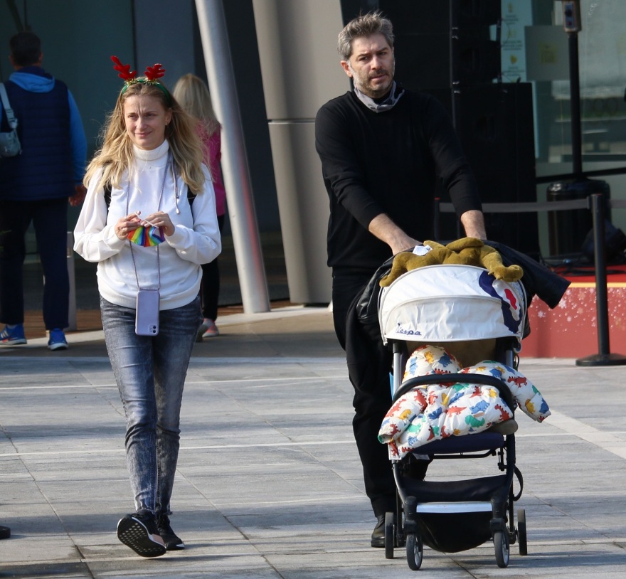 Αλέξανδρος Μπουρδούμης - Λένα Δροσάκη: Φεύγουν μαζί από το θέατρο - Δείτε το βίντεο