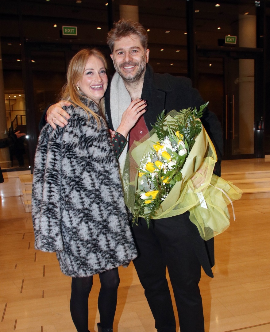 Αλέξανδρος Μπουρδούμης - Λένα Δροσάκη: Φεύγουν μαζί από το θέατρο - Δείτε το βίντεο