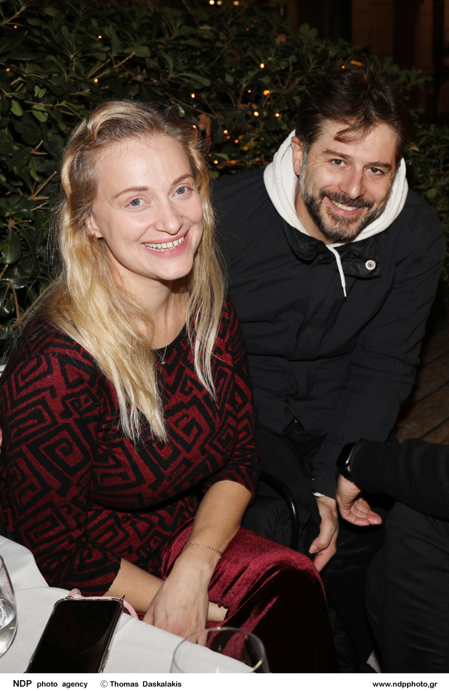 Αλέξανδρος Μπουρδούμης - Λένα Δροσάκη: Φεύγουν μαζί από το θέατρο - Δείτε το βίντεο