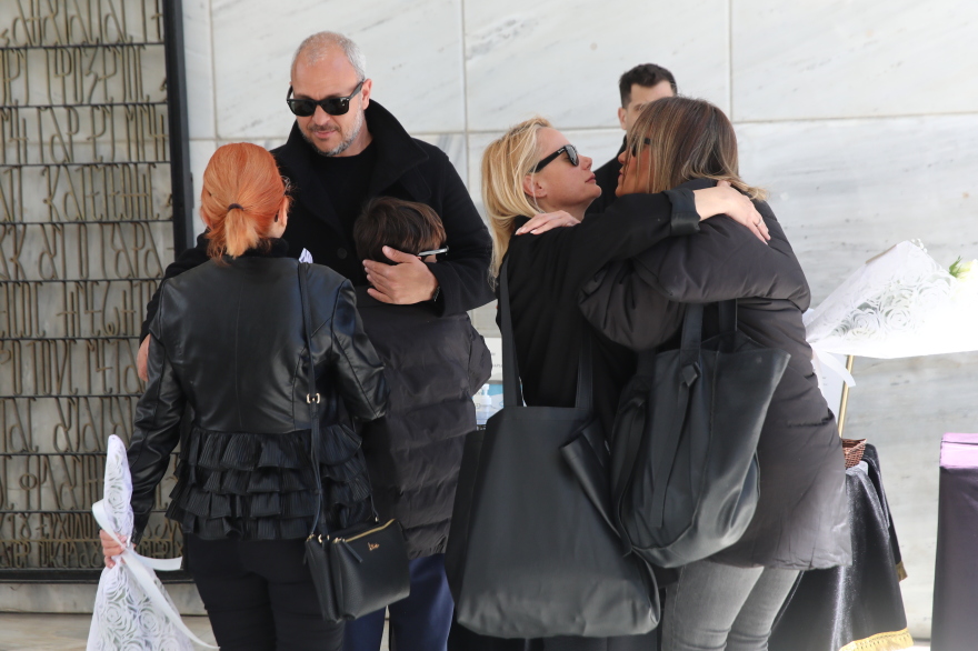 Κηδεία Ρένας Κουμιώτη: Συγκίνηση στο τελευταίο αντίο στην αγαπημένη τραγουδίστρια