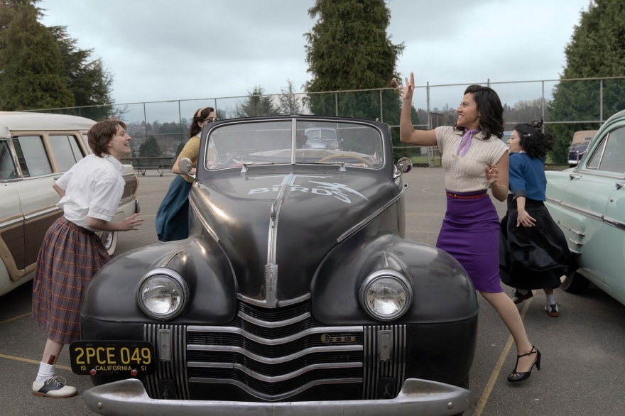 Απρίλιος στην COSMOTE TV με το prequel του «Grease» και 9 ακόμα σειρές