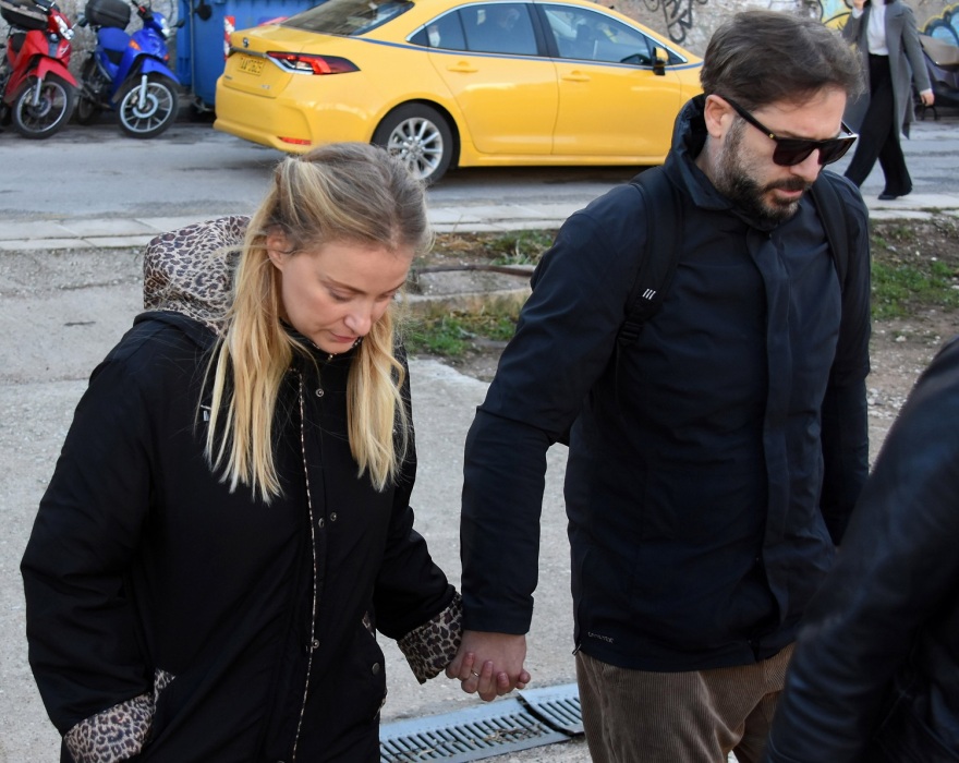 Αλέξανδρος Μπουρδούμης - Λένα Δροσάκη: Φεύγουν μαζί από το θέατρο - Δείτε το βίντεο