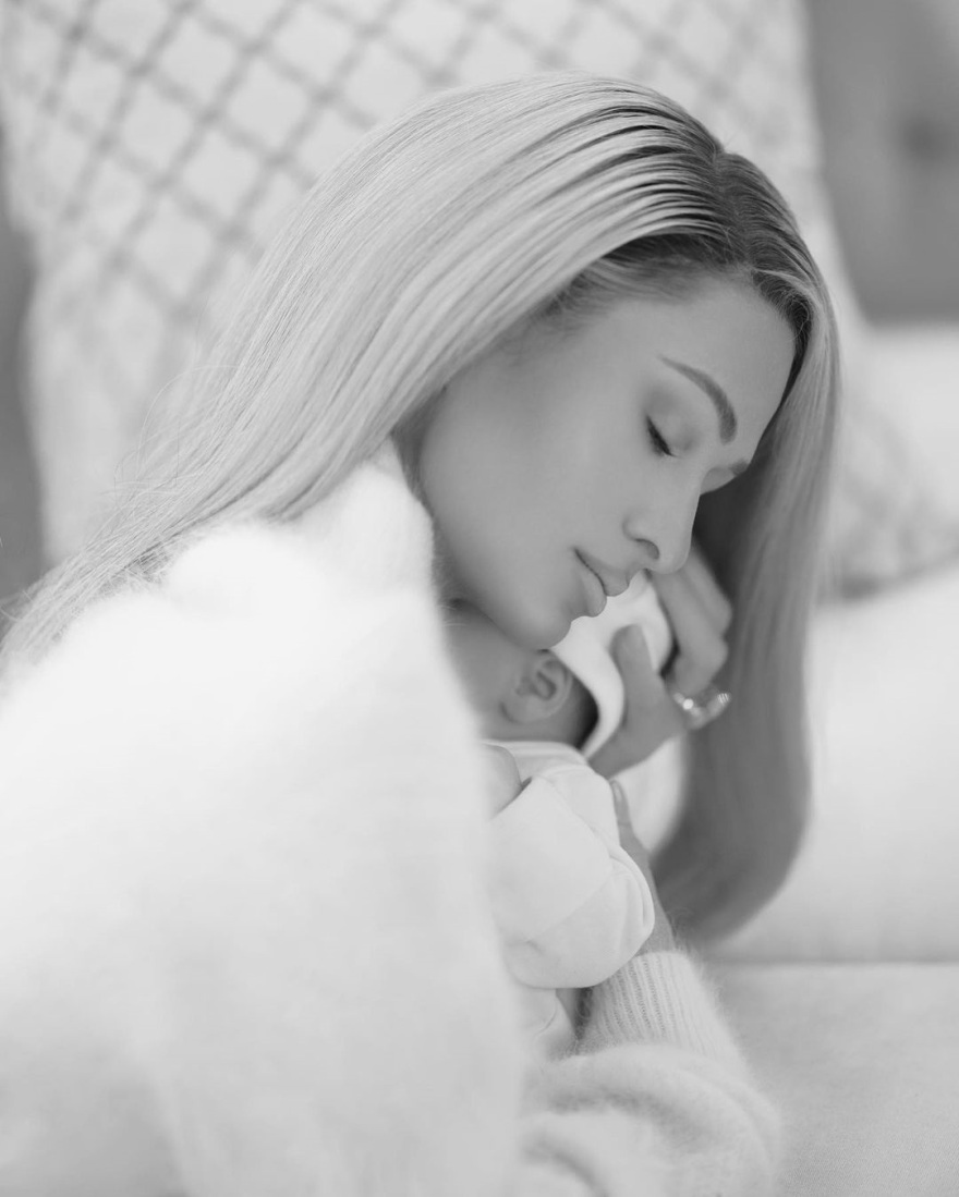 Πάρις Χίλτον: Φωτογραφίζεται με τον 3 μηνών γιο της