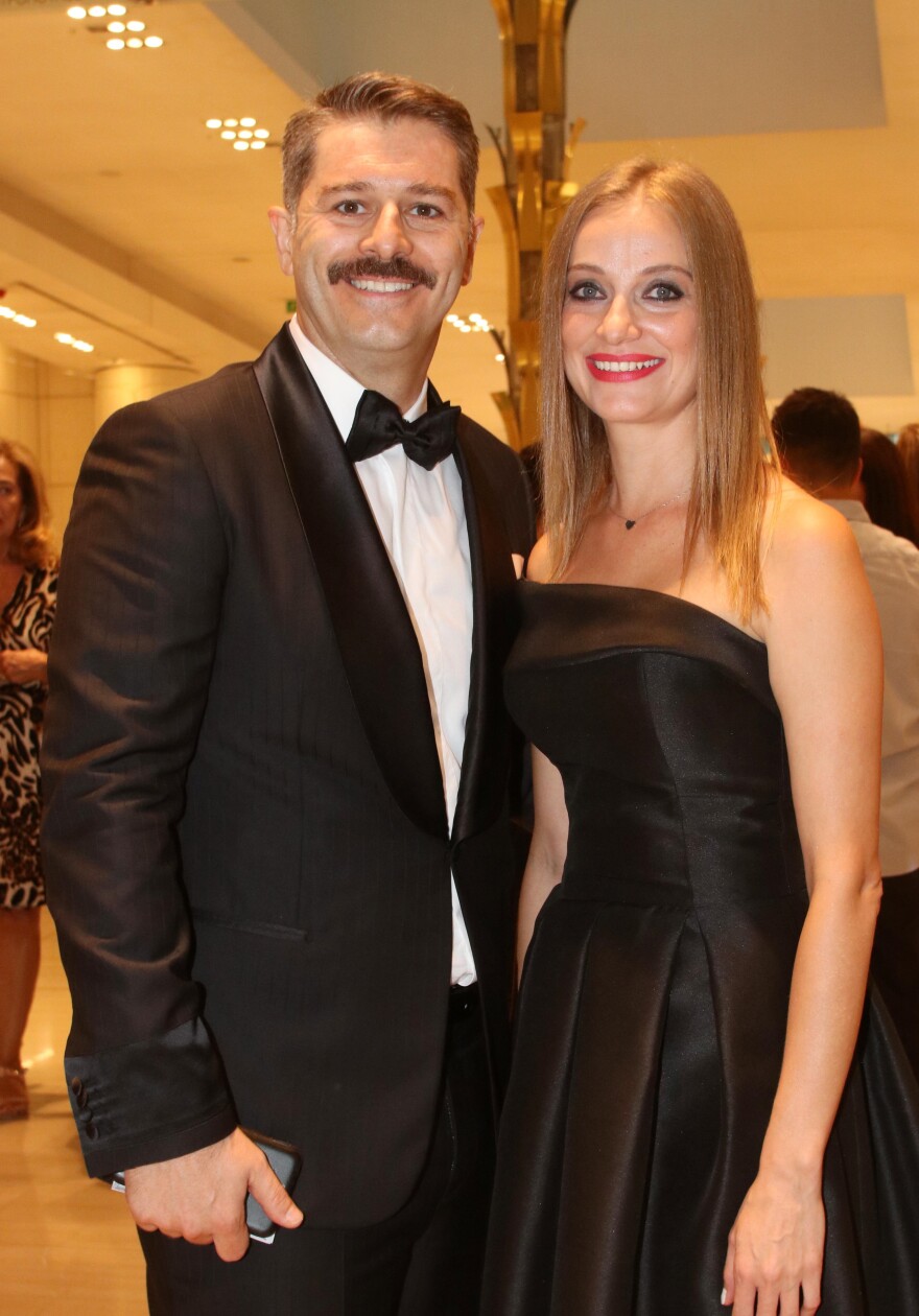 Αλέξανδρος Μπουρδούμης - Λένα Δροσάκη: Φεύγουν μαζί από το θέατρο - Δείτε το βίντεο