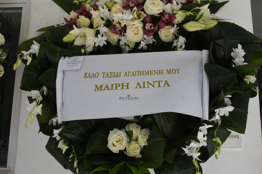 Κηδεία Ρένας Κουμιώτη: Συγκίνηση στο τελευταίο αντίο στην αγαπημένη τραγουδίστρια