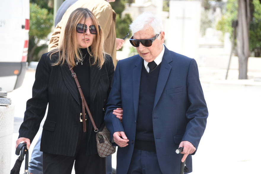 Κηδεία Ρένας Κουμιώτη: Συγκίνηση στο τελευταίο αντίο στην αγαπημένη τραγουδίστρια