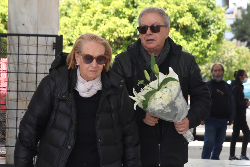 Κηδεία Ρένας Κουμιώτη: Συγκίνηση στο τελευταίο αντίο στην αγαπημένη τραγουδίστρια