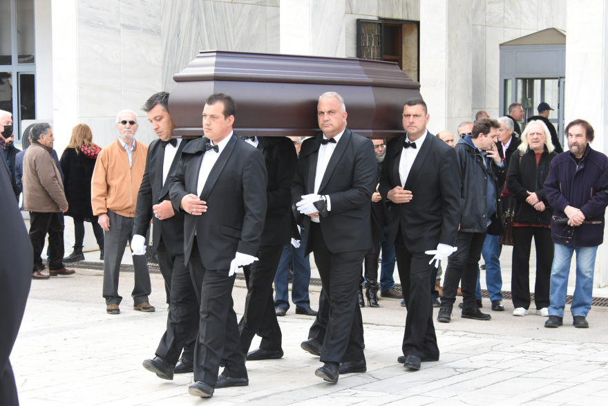 Κηδεία Ρένας Κουμιώτη: Συγκίνηση στο τελευταίο αντίο στην αγαπημένη τραγουδίστρια