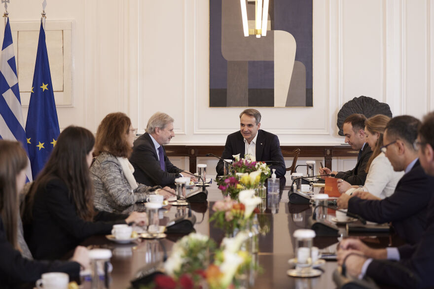 Συνάντηση Μητσοτάκη με τον επίτροπο Προϋπολογισμού της ΕΕ, Γιοχάνες Χαν