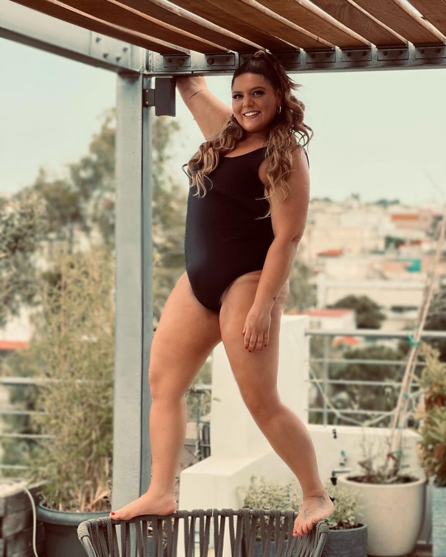 Δανάη Μπάρκα: Ποζάρει με το μαγιό της και στέλνει το μήνυμά της