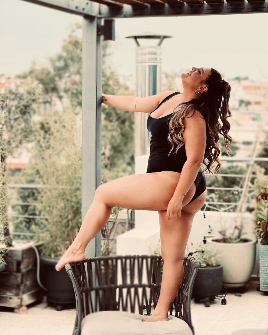 Δανάη Μπάρκα: Ποζάρει με το μαγιό της και στέλνει το μήνυμά της