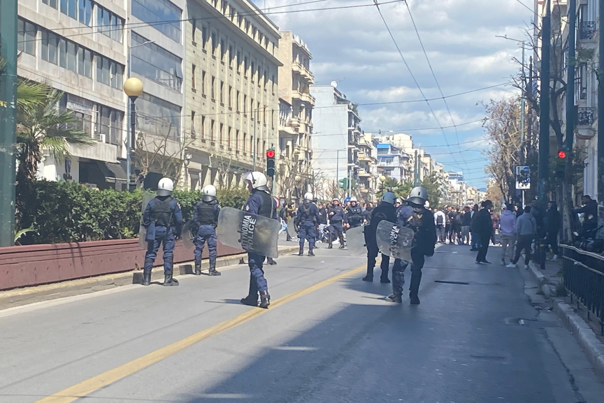Πρωτοφανής ανακοίνωση της ΕΛΑΣ: Επιτίθεται στον αστυνομικό που πυροβόλησε στον αέρα για να διαφύγει ενώ κινδύνευε η ζωή του