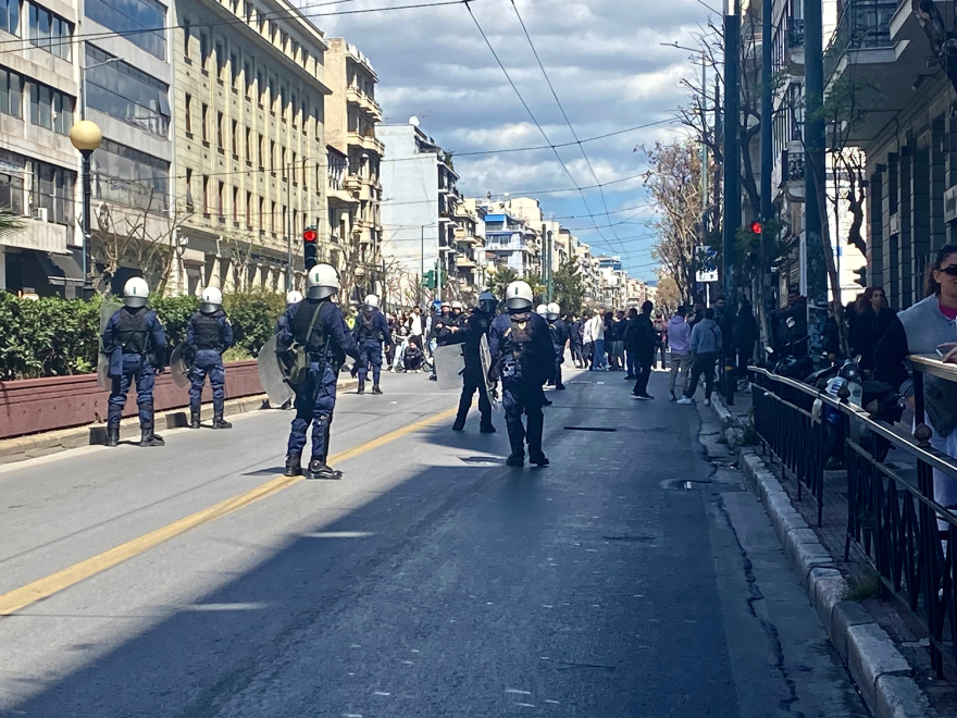 Πρωτοφανής ανακοίνωση της ΕΛΑΣ: Επιτίθεται στον αστυνομικό που πυροβόλησε στον αέρα για να διαφύγει ενώ κινδύνευε η ζωή του