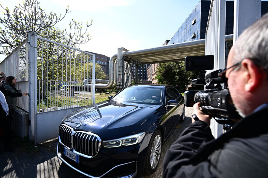 Σίλβιο Μπερλουσκόνι: Κρίσιμη αλλά σταθερή η κατάσταση της υγείας του - Παραμένει στην εντατική