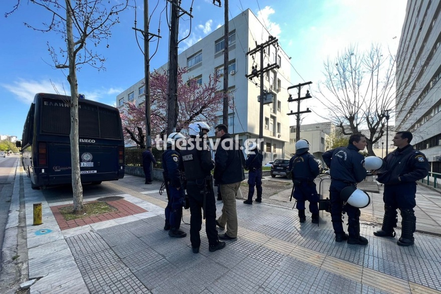 ΑΠΘ: Επίθεση κουκουλοφόρων με πέτρες σε διμοιρία της ΥΜΕΤ έξω από τη βιβλιοθήκη του Βιολογικού