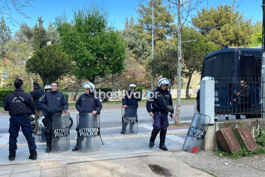 ΑΠΘ: Επίθεση κουκουλοφόρων με πέτρες σε διμοιρία της ΥΜΕΤ έξω από τη βιβλιοθήκη του Βιολογικού